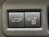 【パワーバックドア】スマートキーや運転席のボタンを押すだけでリアゲートが自動で開閉します!荷物を持っている時や、高い位置にあるバックドアを閉める際に便利な機能です♪