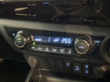 【オートエアコン】一度お好みの温度に設定すれば、車内の温度を検知し風量や温度を自動で調整。暑い&hellip;寒い&hellip;と何度もスイッチ操作をする必要はありません。快適な車内空間には必須の機能ですね♪