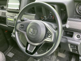 握りやすいステアリングは、運転の操作性を高めます。スムーズなハンドリングで、軽快なドライビングをお楽しみいただけます。