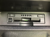 ETCカード挿入口が備わっており、高速道路の利用もスムーズ。ドライブに必要な機能をまとめ、利便性を高めています。快適な移動をサポートします。