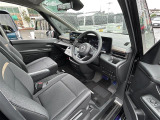 【運転席】座り心地が良いシートなので長時間の運転でも快適にお過ごしいただけます。新品のフロアマットのご注文も可能です。掲載箇所以外にご希望の写真がございましたらお気軽にお問い合わせ下さい。