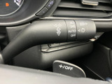 操作しやすい位置に配置されたウインカーレバー。スムーズな操作で、安全な車線変更をサポートします。直感的に操作できる設計です。