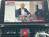 様々な情報を表示可能なモニター。ドライバーの視線を妨げず、安全運転をサポートします。車両情報を確認し、快適なドライブを楽しみましょう。