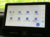 見やすい大型ディスプレイが、快適なドライブをサポート。様々な機能が直感的に操作でき、目的地設定も簡単に行えます。