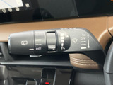 雨天時でもクリアな視界を確保できるワイパーレバー。運転中の安全性を高めます。