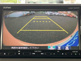 バックモニターで後方の状況を確認できるので、狭い場所でも安心して駐車できます。安全な運転をサポートしてくれる頼もしい機能です。