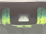 【スマートアシスト】走行中に前方の車両等を認識し、衝突しそうな時は警報とブレーキで衝突回避と被害軽減をアシスト。より安全にドライブをお楽しみいただけます。