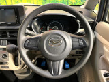 インテリアに合わせたデザインのステアリングは、運転される方のことも考え、運転しやすい形状、大きさです。是非一度、実際に触ってお確かめください。