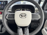 握りやすいステアリングは、長時間の運転でも疲れにくい設計。操作性にも優れ、快適なドライビングをサポートします。