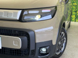 【LEDヘッドライト】悪天候や夜間走行時も良好な視界を確保し安心して運転できる高輝度LEDヘッドライトを装備!点灯速度が早く、消費電力も抑えられています。