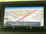 見やすい地図表示で、目的地へのルートをスムーズに案内してくれます。運転に集中しながら、安全なドライブを楽しめます。道に迷う心配はありません。