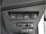 オートマチックハイビームとは、先行車や対向車のライトを認識し、ハイビームとロービームを自動で切り替える機能です。夜道の視界を確保します。詳細は販売店スタッフまでおたずねください。