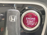 【Hondaスマートキー】カバンやポケットに入れたままでもドアの施錠・解錠が可能なスマートキーを装備。エンジンのオン・オフ時もカギを取り出す必要が無いからとっても便利です♪