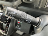 雨天時でもクリアな視界を確保。操作しやすいワイパーレバーは、安全運転をサポートする心強い味方です。