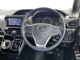 運転席まわりです。 各操作スイッチは使いやすい位置に配置されてます。