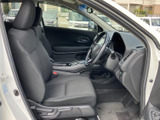 広々とした室内空間が魅力的な運転席。ゆったりと座れるシートと、見やすいメーターパネルが、快適な運転環境を提供します。長距離ドライブも疲れにくいでしょう。