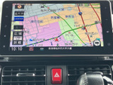 高精細な地図表示で、目的地までスムーズに案内。周辺情報も確認でき、初めての道でも安心です。運転に集中できる環境を整えます。