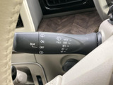 雨の日の視界を確保するワイパーレバー。操作性にも優れ、悪天候時でも安全な運転をサポートします。クリアな視界で快適なドライブを。