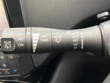 雨天時でもクリアな視界を確保できるワイパーレバー。運転の安全性を高め、快適なドライブをサポートします。