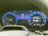 視認性の高いメーターで、運転に必要な情報を的確に把握できます。洗練されたデザインが、ドライバーの心を惹きつけます。