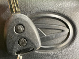【キーレス】少し離れた場所からでもボタン一つでドアの開錠・施錠ができるのでとっても便利!ドアの鍵穴周りに傷をつけることもありません♪