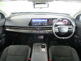 ■黒を基調とした車内空間。おちついた雰囲気です。12.3インチナビが大きく見やすい!