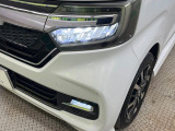 【LEDヘッドライト】悪天候や夜間走行時も良好な視界を確保し安心して運転できる高輝度LEDヘッドライトを装備!点灯速度が早く、消費電力も抑えられています。