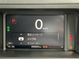 視認性の高いメーターで、運転に必要な情報を的確に把握できます。運転状況を常に把握し、安全運転をサポートします。