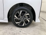 純正のアルミホイール装着。サイズは155/65R14です
