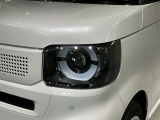LEDヘッドライトは、点灯の瞬間から最大光量を発揮し、突然暗くなるトンネルなどでの安定感を高めます。