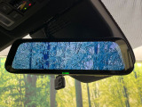 【デジタルインナーミラー】後席の大きな荷物や同乗者で後方が確認しづらい時でも安心!カメラが撮影した車両後方の映像をルームミラー内に表示。クリアな視界で状況の確認が可能です!