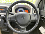 握りやすいステアリング形状で、運転操作をスムーズに行えます。スポーク部分のデザインも洗練されており、インテリアに調和します。運転中の快適性を高める工夫が凝らされています。
