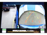 バックギアに入れるとバックカメラの映像がナビに映ります。障害物までの距離もわかりやすいです。