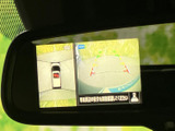後方の状況を画面で確認できるバックモニター。狭い場所での駐車や車庫入れを安全にサポートします。