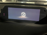 【マツダコネクトナビ】車内の雰囲気にマッチした一体型タイプのナビ。各種車輌設定やBluetooth再生等、様々な機能が楽しめます。直感的なダイヤル操作が可能で、使い勝手も良好です。
