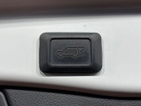 【パワーバックドア】スマートキーや運転席のボタンを押すだけでリアゲートが自動で開閉します!荷物を持っている時や、高い位置にあるバックドアを閉める際に便利な機能です♪