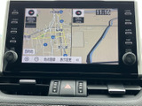 高精細な地図表示で、目的地へのナビゲーションをスムーズに。周辺情報も確認でき、運転の安心感を高めます。
