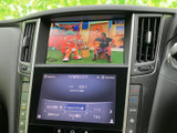 停車中に楽しめるTV機能。長距離移動や休憩時間など、様々なシーンで活用できます。家族や友人と一緒に視聴も可能です。