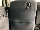 前席背面に、フックと収納ポケットが付いています。