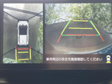 駐車時の安全をサポートするバックモニター。ガイドライン表示により、狭い場所でも安全に運転できます。