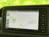 見やすい地図画面で、目的地へのナビゲーションをサポート。使いやすいインターフェースで、運転に集中できます。快適なドライブをサポートします。