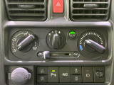 寒い冬も暑い夏も全席に快適な空調を届けてくれる、ダイヤル式エアコンを装備♪