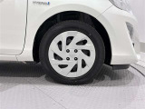 タイヤサイズは(175/65R15)でキャップ付きスチールホイールです。