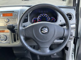 握りやすい太さで、運転姿勢にしっかりフィット。操作性も良く、長距離ドライブでも疲れにくい設計です。快適な運転をサポートします。