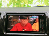 停車中にTVやDVDを楽しめるのが魅力。長距離移動や休憩時間も、快適に過ごせます。後席のエンターテイメントに最適です。