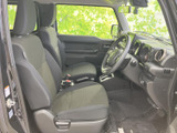 運転席からの視界は良好で、運転に集中できます。シートの形状も工夫されており、長距離運転でも疲れにくいでしょう。