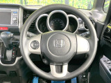 インテリアに合わせたデザインのステアリングは、運転される方のことも考え、運転しやすい形状、大きさです。是非一度、実際に触ってお確かめください。