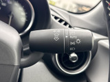 操作しやすい位置に配置されたウインカーレバー。直感的に操作でき、安全な車線変更をサポートします。オートリターン機能も便利です。
