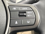 【アダプティブクルーズコントロール】高速道路での長距離走行が楽に!!自動で速度を保つクルーズコントロールが、衝突軽減システムと連携し、前方の車両を感知して車間を保つように速度調節してくれます!!
