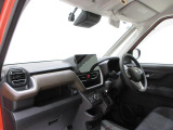 ダイハツのお店では、ダイハツ車を知り尽くしたプロフェッショナルが、専用の診断機器を使って各システムを点検しております。